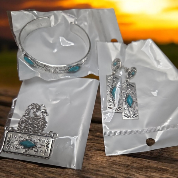 Fashion Jewelry Silver and Turquoise Jewelry Set - Picture 3 of 5